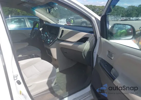 2015 Toyota Sienna Le 8 Passenger z USA, uszkodzony, nr VIN 5TDKK3DC9FS689874